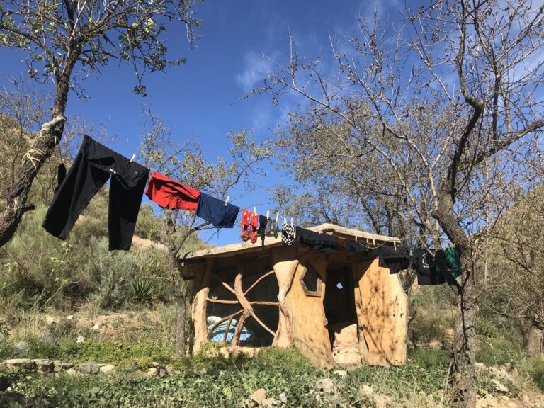 House framed by a clothesline at Valle de Sensaciones